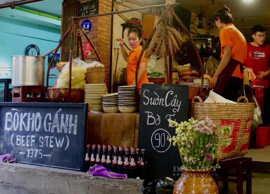 Saigon: Michelin Guide Food Tour with Ao Dai Female Riders - Who should book this Saigon food tour?