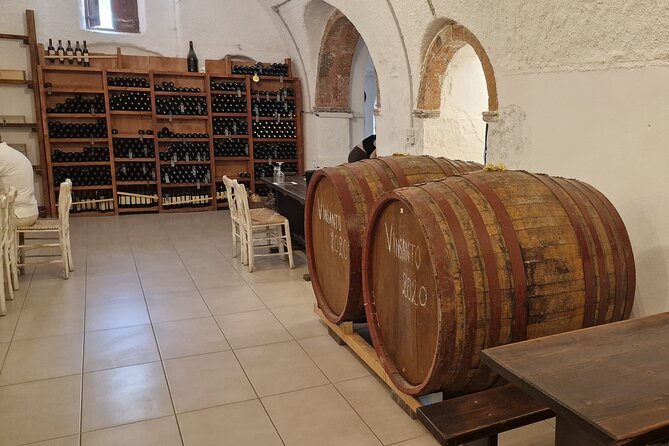 Santorini: 4hrs Small Group Wine Tasting Tour with Local Bites - The tasting format: 10–12 wines plus local bites