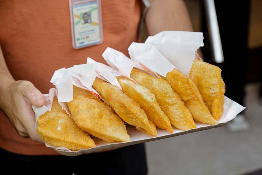 São Paulo: Liberdade Street Food Tour - Your first tasting stop: Japanese pastel and onigiri, plus the Japan-to-Liberdade link