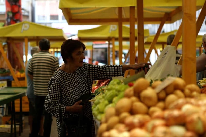 Sarajevo: Sarajevo City Market, Old Town Food Tasting Tour - Markale Open Market: fruits and vegetables that shape the menu