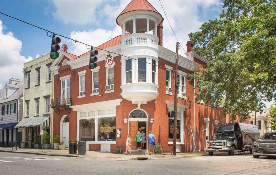 Savannah: Local Favorites Walking Food Tour - The 1-mile (1.6 km) walk through the squares
