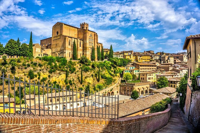 Siena’s Ultimate Food Tour: Full Tuscan Meal by Do Eat Better - Piazza Salimbeni kickoff: how you start this Siena food walk