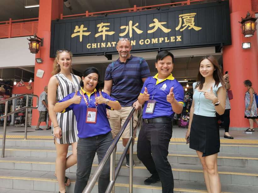 Singapore: Local Hawker Food Tour with Tastings - Passing Jamae (Chulia) Mosque and Sri Mariamman Temple