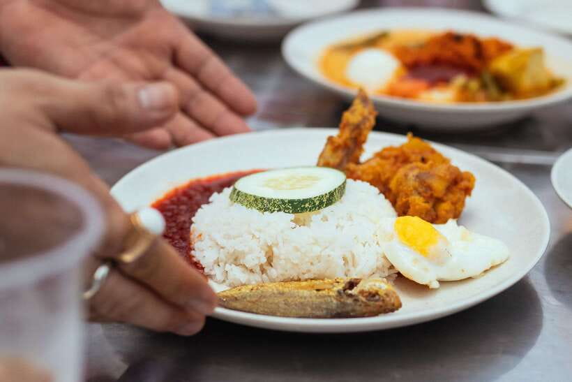 Singapore: Private Food Tour – 10 Tastings with Locals - Vegetarian Options That Actually Mean Something