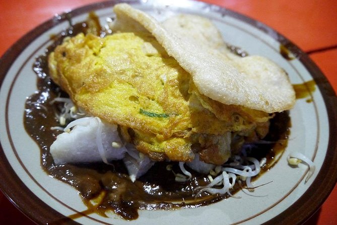 Small-Group Denpasar Night Food Tour - The traditional market moment: eating with context