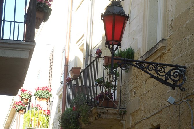 Street Food Tour of Lecce & City Sightseeing with Local Guide - Stop 3: Porta Napoli and why it points toward Naples