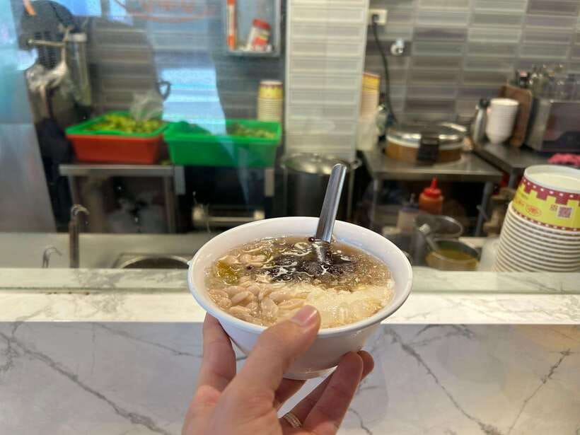 Taipei: Street Food & Hidden Eats Night Market Food Tour - Yongkang Street: bubble tea and lu rou fan as the comfort-food center