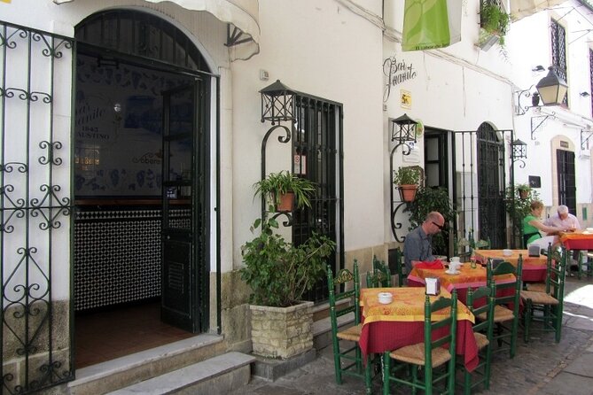Tapas Food Tour in Jerez de la Frontera - Your three tapas and three drinks: how it’s set up