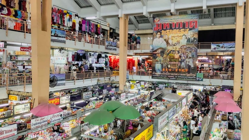 Taste of Chiang Mai: Michelin Guide & Street Food Tour - Warorot Market sightseeing: when your guide shows you how to watch