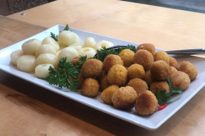 Taste of Poland, Old Town food tour and guided walk - 12 tastings - King Sigismund’s Column: how the guide sets the story