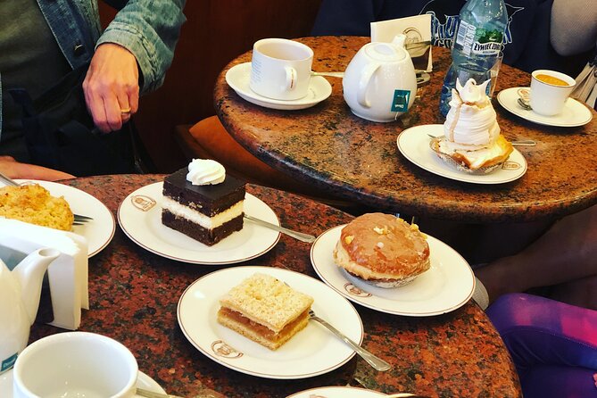 Taste of Poland, Old Town food tour and guided walk - 12 tastings - Plac Zamkowy and Castle Square: royal power from outside