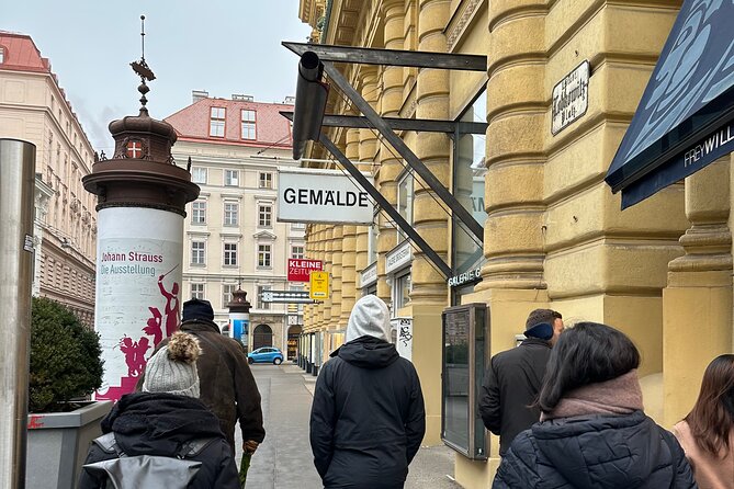 Taste Vienna: A Full Meal Walking Food Tour by Do Eat Better - Jakobergasse tavern time: Wiener Schnitzel and goulash