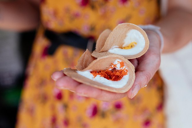 The 10 Tastings of Chiang Mai With Locals: Private Street Food Tour - Stop 4: Wat Mo Kham Tuang—Temples, Deities, and a Better Sense of the City