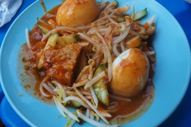 The 10 Tastings of Kuala Lumpur With Locals: Private Street Food Tour - The final food stop: local favorites with ordering guidance