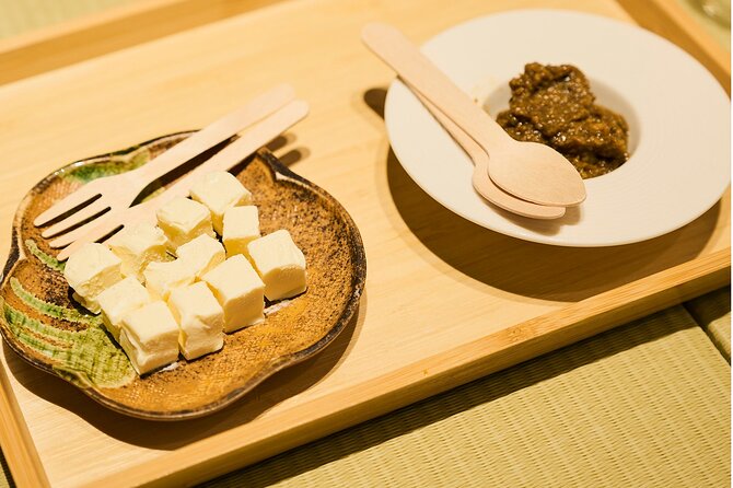 Tokyo : Asakusa Food Tour – 12 Dishes & 3 Drinks - Meeting at Kaminarimon Police Box and keeping the group small