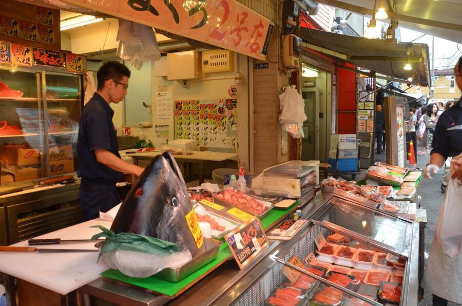 Tokyo: Classic Tsukiji Food Tour - The shrine stop: a quiet reset with over 300 years of history
