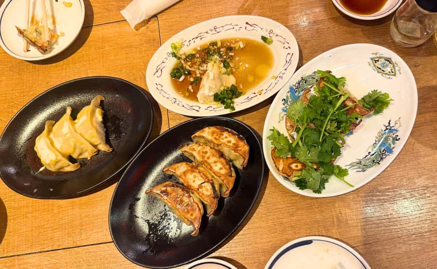 Tokyo: Locals´ Secret Food Tour // Eat like a Japanese - Your first bite: sushi at Ueno Station with green tea