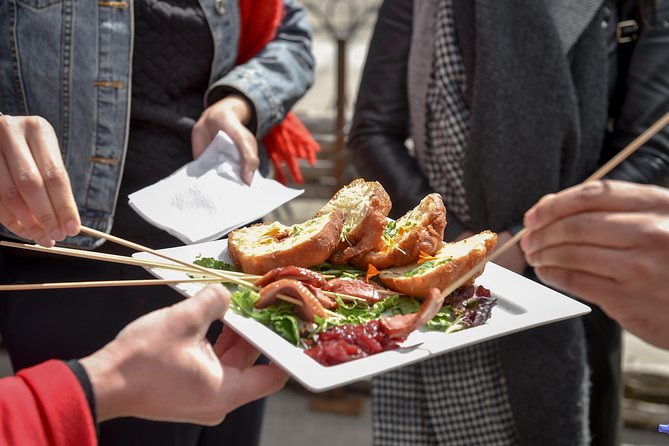 Toronto's International Food Tour - Kensington Market - Walking comfort and pace in Kensington Market