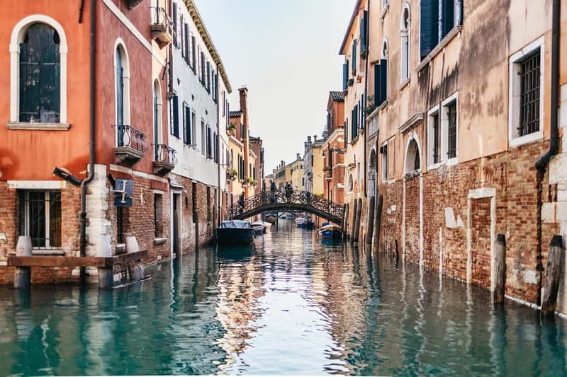 Venice: Food Tasting Tour with Cicchetti Dishes and Wine - The traghetto gondola crossing: a short ride with big Venice energy