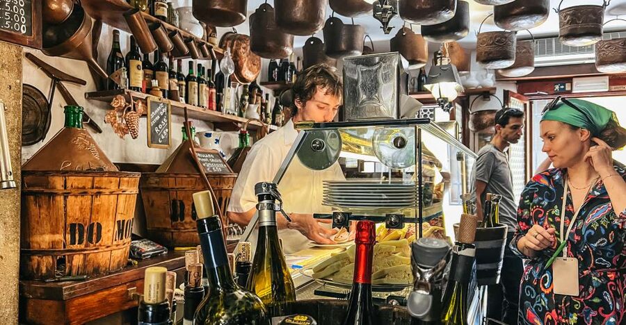 Venice: Street Food Tour with a Local Guide and Tastings - Tastings you can count on: from regional snacks to buranelli biscuits