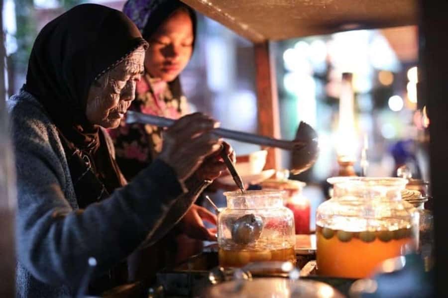 Yogyakarta: Guided City Walk and Food Tour - A 3.5-Hour Night Walk That Starts at Tugu and Ends at Alun Alun Kidul