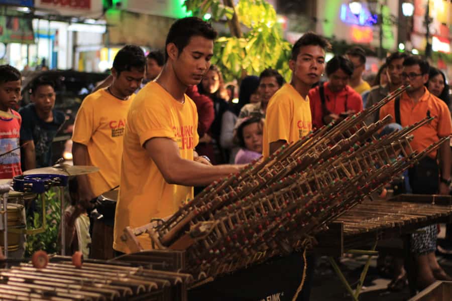 Yogyakarta: Guided City Walk and Food Tour - Guides Make the Night: How Tara, Sovia, Puspa, Deva, Eveline, and Gaudiya Shape the Experience