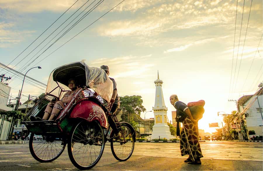 Yogyakarta: Night Walking and Street Food Tasting Tour - Meet at Tugu: how to start smoothly (and why it matters)