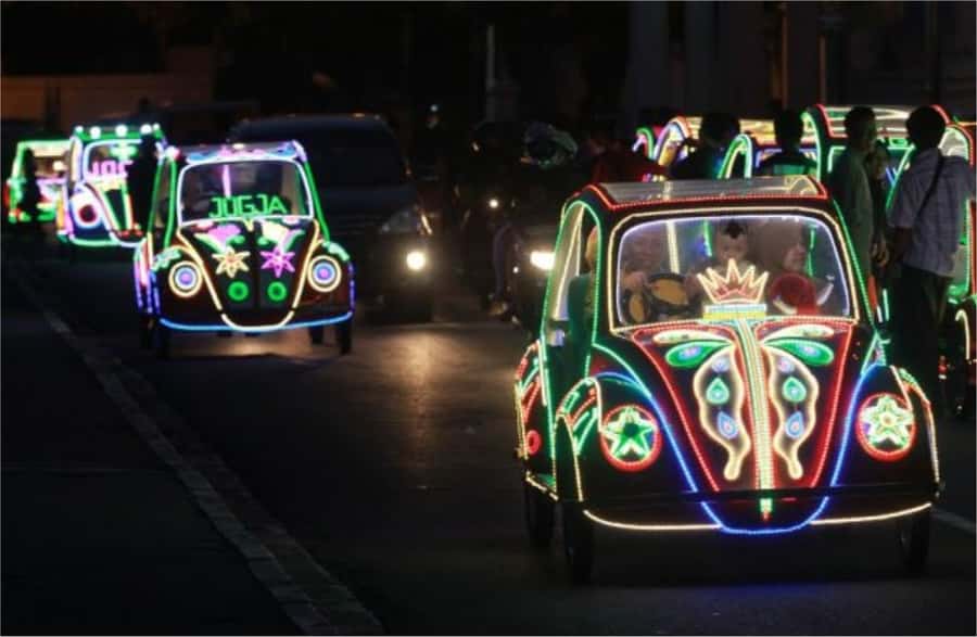 Yogyakarta: Night Walking and Street Food Tasting Tour - Spice, pacing, and rain: what 3 hours really feels like