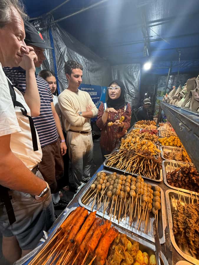 Yogyakarta: Nighttime Walk and Food Tour - Becak rickshaw rides: the fun transport that keeps the tour flowing