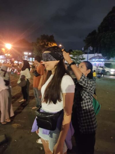 Yogyakarta: Nighttime Walk and Food Tour - Meeting near Tugu Golong Gilig and finding your way fast
